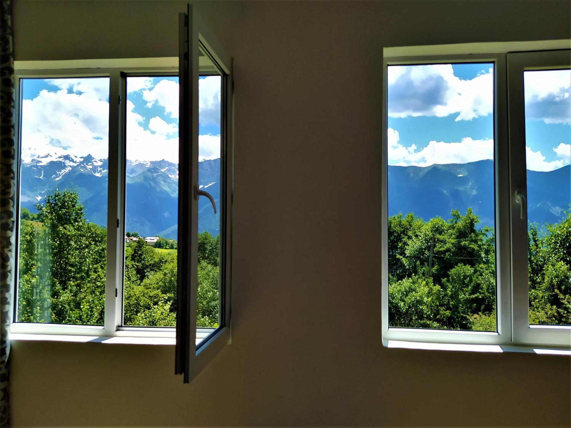 Gujejiani Guest House メスティア エクステリア 写真